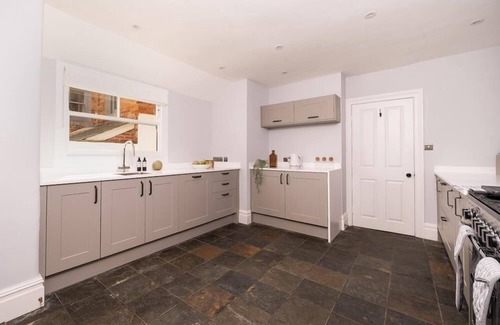 Bude Apartamento | Crooklets House is a 6 bedroom house, 150 metres from the beach