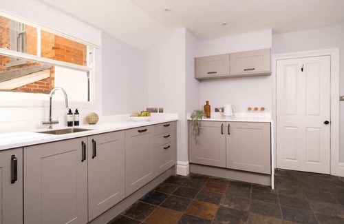 Bude Apartamento | Crooklets House is a 6 bedroom house, 150 metres from the beach