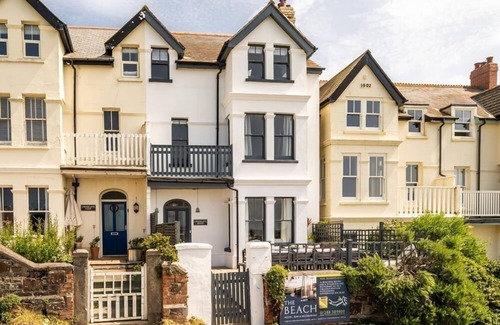 Bude Apartamento | Crooklets House is a 6 bedroom house, 150 metres from the beach