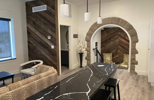 Westside North Condominio | Crossroads Walkable with GREAT kitchen/living area