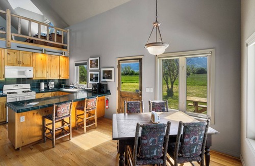Livingston Cabaña | Crow Cabin- Cozy Cabin with amazing views on 20 Acres in the Paradise Valley!