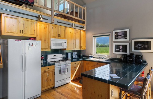Livingston Cabaña | Crow Cabin- Cozy Cabin with amazing views on 20 Acres in the Paradise Valley!