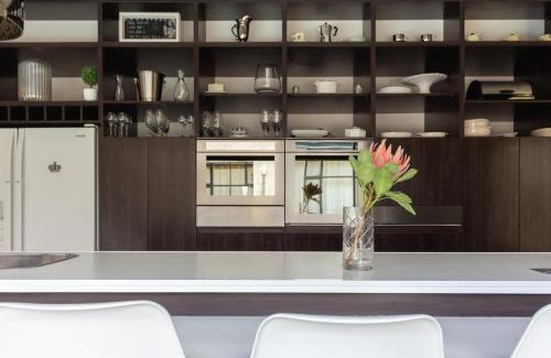 Edgemead Apartamento | Crown Comfort - Affordable luxury - Private Heated Pool & Hot Tub Under Roof