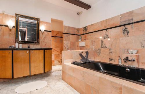 Burgwallen Nieuwe Zijde Casa | Crown Guesthouse Amsterdam