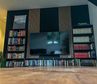Lustenau Apartamento | CROWN LIVING Design Loft, Küche, Bibliothek, Gartensitzplatz