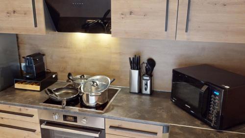 Lustenau Apartamento | CROWN LIVING Design Loft, Küche, Bibliothek, Gartensitzplatz