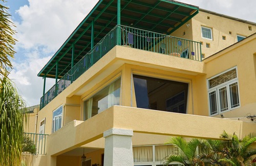 Jack's Hill Casa | Crowne Gardens. Safe, quiet, luxurious Kingston home with a scenic view.