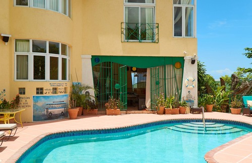 Jack's Hill Casa | Crowne Gardens. Safe, quiet, luxurious Kingston home with a scenic view.