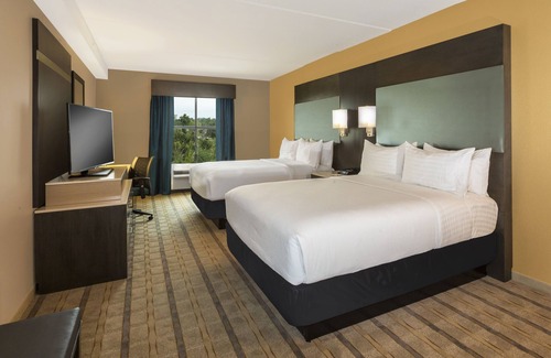 Montgomery County Hotel | Crowne Plaza Shenandoah - The Woodlands Area by IHG