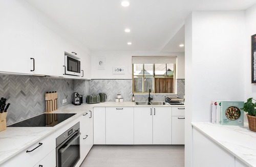 Crows Nest Casa | Crows Nest - ER138 - Ernest Street - Stylish townhouse, spacious layout, walk to shops and transport.