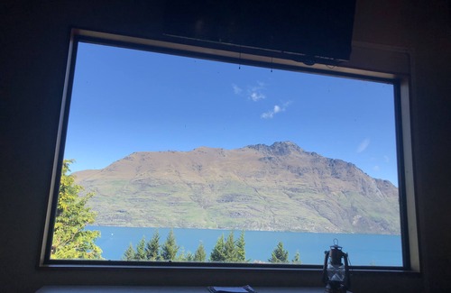Sunshine Bay Cabaña | Crows Nest - Queenstown Holiday Home