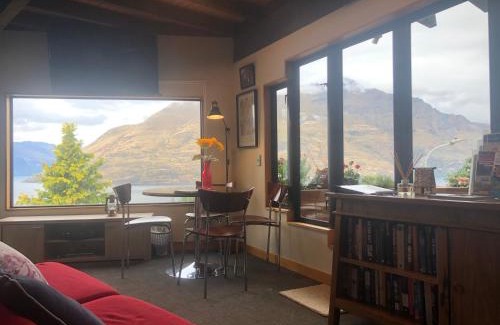 Sunshine Bay Casa | Crows Nest - Queenstown Holiday Home