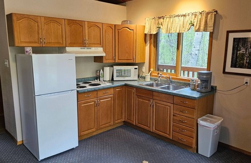 Crowsnest Pass Cabina | Crowsnest River Chalet - Deer