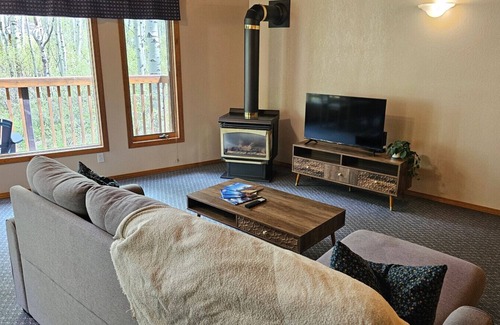 Crowsnest Pass Cabina | Crowsnest River Chalet - Deer