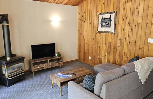 Crowsnest Pass Cabina | Crowsnest River Chalet - Deer