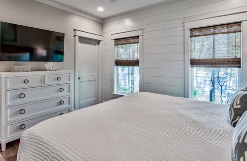 Seacrest Cabaña | Cruis n & Sail n-Luxury Modern Cottage, extra sleeping space and Screened Porch in Magnolia Cottages