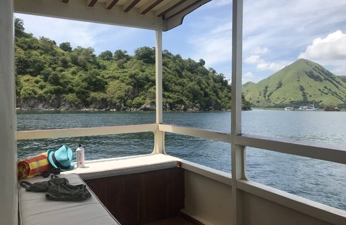 Labuan Bajo Alquiler De Eote | Cruise on gorgeous Indonesian Phinisi Boat