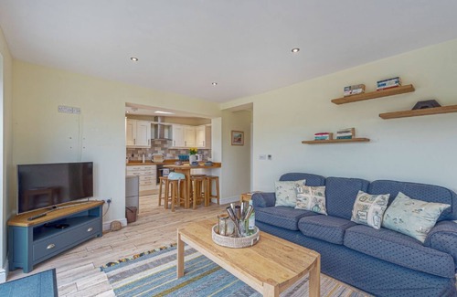 Rhosneigr Cabaña | Cryd Y Nant - a bungalow that sleeps 6 guests in 3 bedrooms