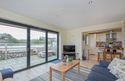 Rhosneigr Cabaña | Cryd Y Nant - a bungalow that sleeps 6 guests in 3 bedrooms