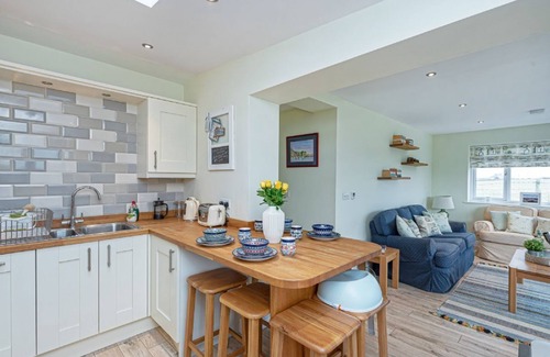Rhosneigr Cabaña | Cryd Y Nant - a bungalow that sleeps 6 guests in 3 bedrooms