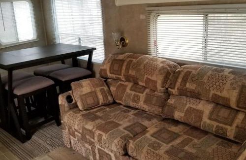 Beulah Apartamento | Crystal Camper 2 Bedroom Large RV w/Wooded Trail