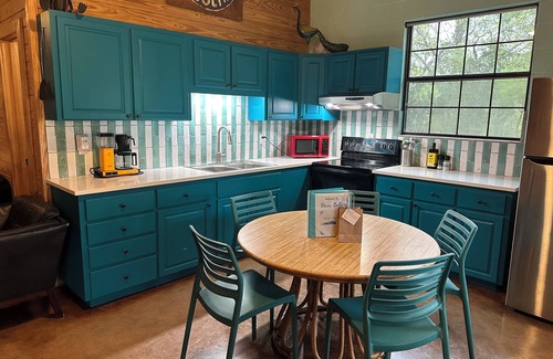 Uvalde County Casa | Crystal Clear Frio River - Private Waterfront House - Room for the Family