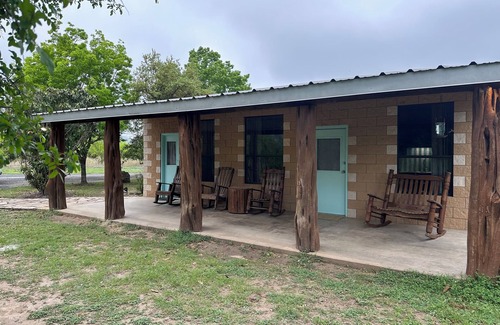 Uvalde County Casa | Crystal Clear Frio River - Private Waterfront House - Room for the Family