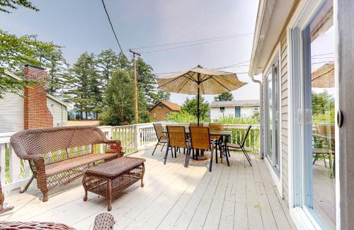 Gilmanton IW Casa | Crystal Lake Cottage