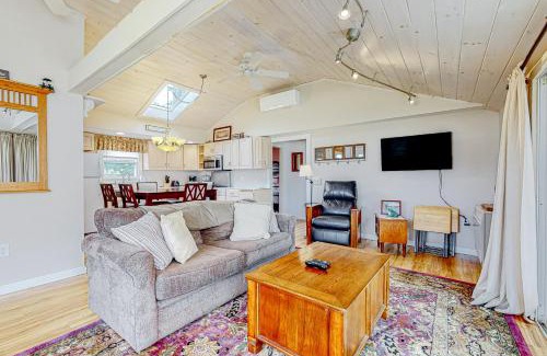 Gilmanton IW Casa | Crystal Lake Cottage