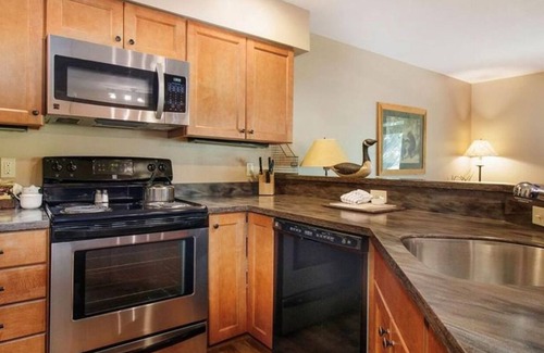 Thompsonville Condominio | Crystal Mountain Condo Great Location Dog Friendly!
