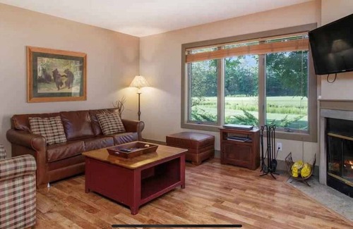 Thompsonville Condominio | Crystal Mountain Condo Great Location Dog Friendly!