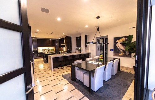 Beverly Hills Complejo | Crystal Palace at the crest of Beverly Hills. A world traveler's paradise.