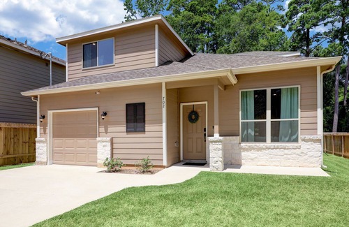 Montgomery Casa | Crystal River Retreat | Spacious home in Montgomery with full kitchen and yard