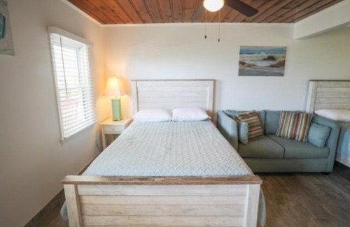 Kure Beach Casa | Crystal Shores Unit 3 - Irresistible Charming Beach Retreat villa