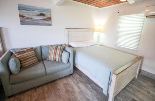 Kure Beach Casa | Crystal Shores Unit 3 - Irresistible Charming Beach Retreat villa