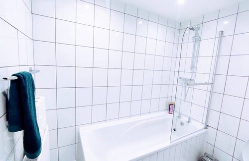 North Shields Apartamento | Crystal Suite 2 is located and very short walk to the Fish Quay and the Marina..