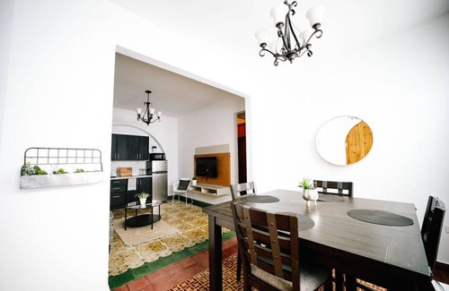 Sagrado Corazon Apartamento | CS2- Stunning Historical with King Bed, High Ceilings & Open Spaces
