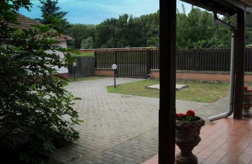 Csongrad Apartamento | CSONGRÁDI VENDÉGVÁRÓ Apartmanok, Szarka ház
