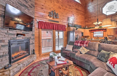 Sevierville Cabina | 'Cubbie's Cabin' Luxurious 2BR in Sevierville!