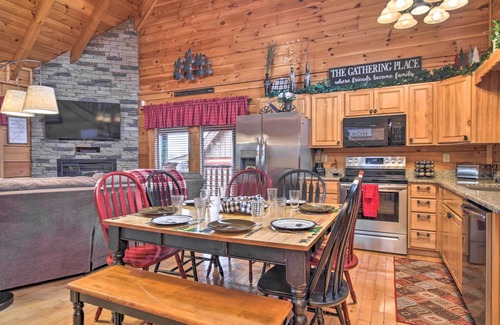 Sevierville Cabina | 'Cubbie's Cabin' Luxurious 2BR in Sevierville!