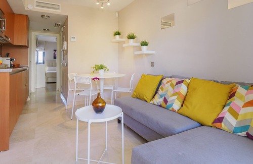 Torrequebrada Apartamento | Cubo's Beach Side Los Patos Apartment & Parking/community pool/close to the beach/air conditioning/free Wi-Fi