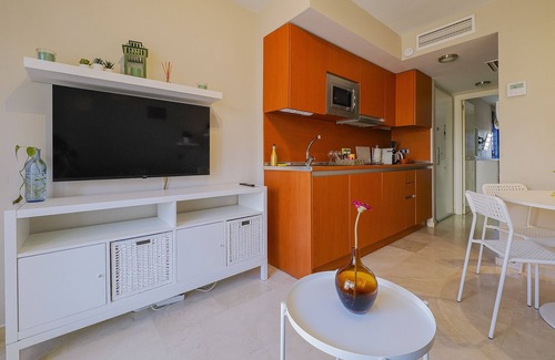 Torrequebrada Apartamento | Cubo's Beach Side Los Patos Apartment & Parking/community pool/close to the beach/air conditioning/free Wi-Fi