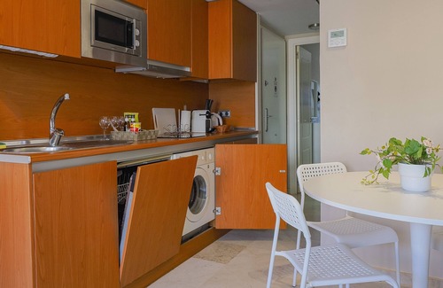 Torrequebrada Apartamento | Cubo's Beach Side Los Patos Apartment & Parking/community pool/close to the beach/air conditioning/free Wi-Fi