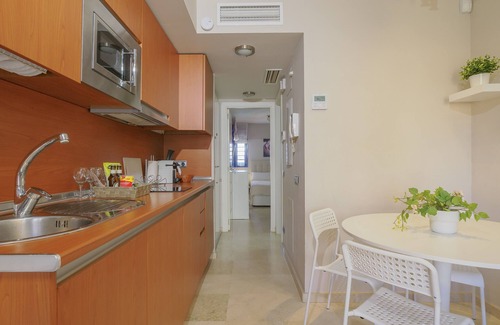 Torrequebrada Apartamento | Cubo's Beach Side Los Patos Apartment & Parking/community pool/close to the beach/air conditioning/free Wi-Fi