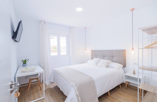 Torre de Benagalbon Cama Y Desayuno | Cubo's Hostal William's Sunny 3 with Breakfast / wifi gratis / aire acondicionado
