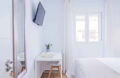 Torre de Benagalbon Cama Y Desayuno | Cubo's Hostal William's Sunny 3 with Breakfast / wifi gratis / aire acondicionado