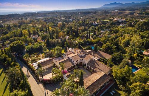 Marbella Villa | Cubo's Luxury Mansion El Baron de Sierra Blanca / privacidad / piscina privada / vistas
