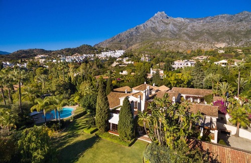 Marbella Villa | Cubo's Luxury Mansion El Baron de Sierra Blanca / privacidad / piscina privada / vistas