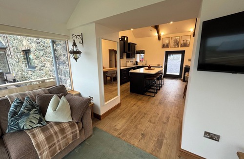 Holyhead Cabaña | CUDDFAN, family friendly, character holiday cottage in Llanfachraeth
