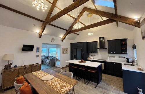 Holyhead Cabaña | CUDDFAN, family friendly, character holiday cottage in Llanfachraeth
